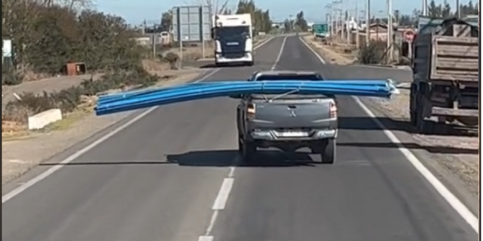 Ocupó toda la ruta: camioneta con tubos de PVC es grabada en ruta de Ovalle
