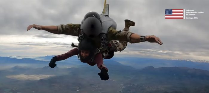 Embajadora de Estados Unidos salta en paracaídas en ejercicio militar conjunto