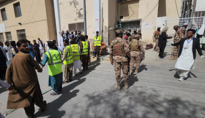 Suben a 52 los muertos y más de 50 heridos en un ataque suicida en el sur de Pakistán