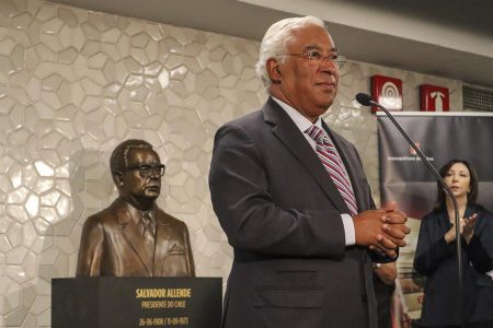 Metro de Lisboa inaugura una escultura de Salvador Allende para defender la memoria en democracia