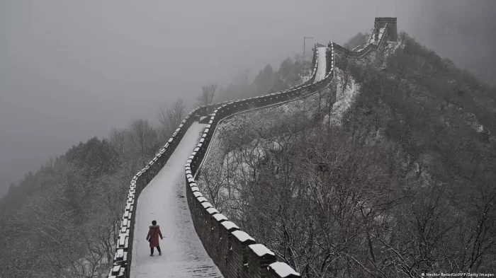 Iban tarde al trabajo: dos sujetos fueron detenidos tras hacer agujero en la Gran Muralla china