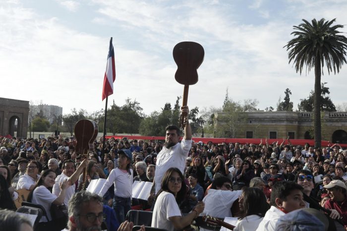Más de 20.000 personas rinden sentido homenaje a Víctor Jara tras 50 años de su asesinato