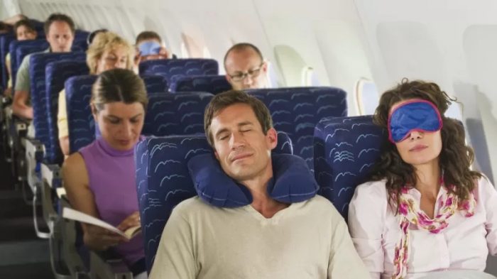 Qué puedes hacer para dormir mejor en un vuelo de larga distancia, según experta en salud del sueño