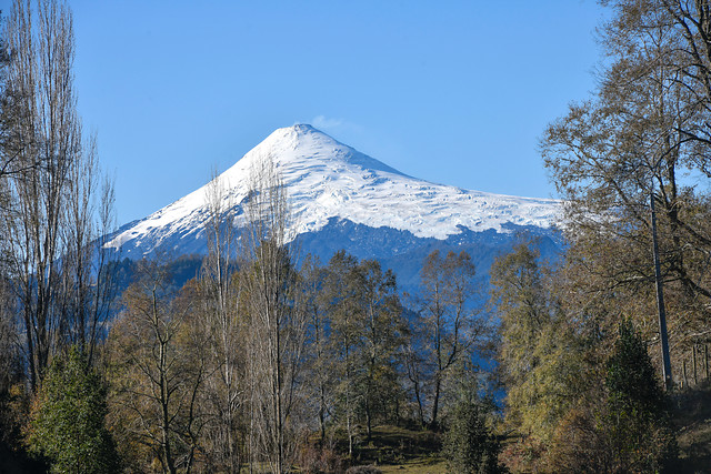 Trasladan a pacientes críticos del Hospital de Pucón tras aumento de actividad del volcán Villarrica