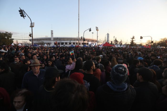 Miles de personas se congregan en el Estadio Nacional por los 50 años del golpe de Estado
