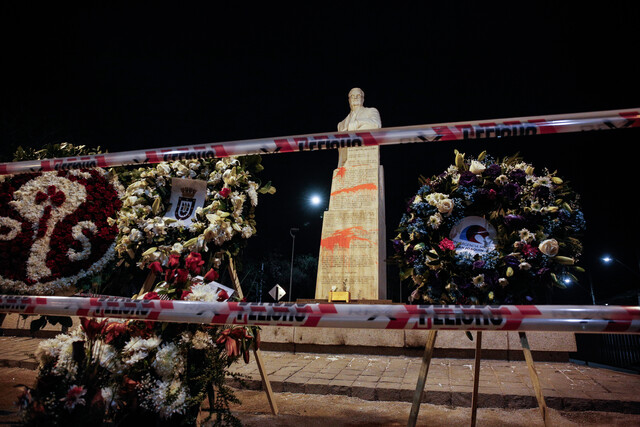 Carabineros busca a sujetos que lanzaron pintura a estatua de Salvador Allende en San Joaquín