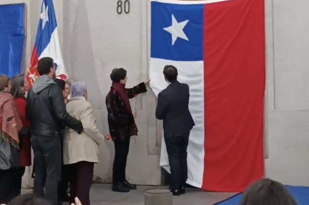 Presidente Boric inauguró instalación en memoria de Salvador Allende en La Moneda