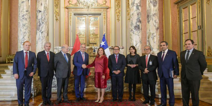 Delegación de senadores chilenos de reúnen con presidenta de Perú en Lima