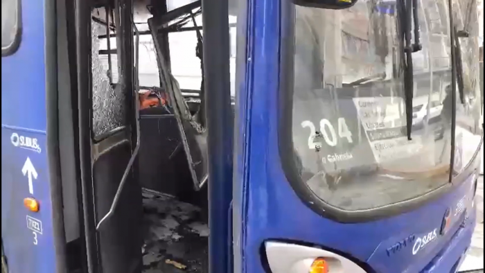 Bus RED termina incendiado tras manifestaciones en Santiago