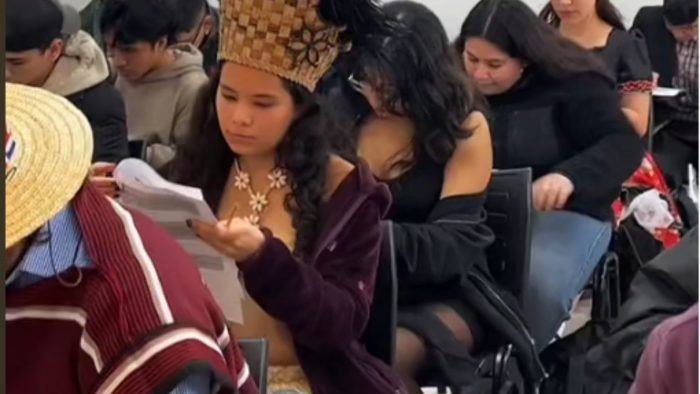 Profesor regaló décimas a todo alumno que rindió prueba con traje típico chileno