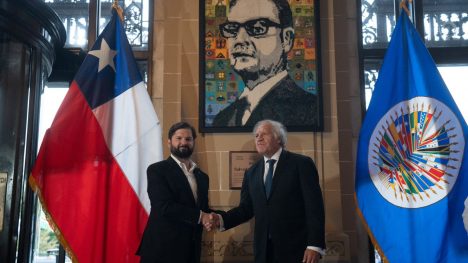 Presidente Gabriel Boric devela placa y arpillera en honor a Salvador Allende en la sede la OEA