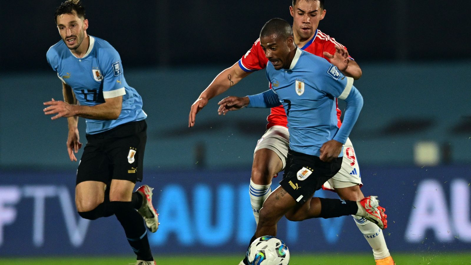 Bielsa debutó en Uruguay y derrotó a Chile en su primer partido en