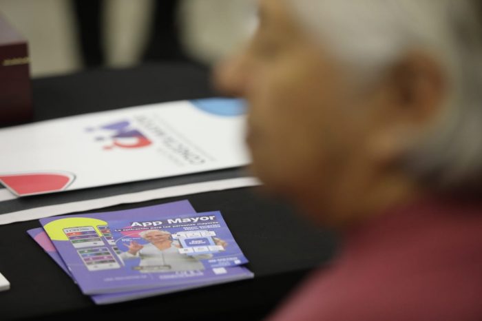 Lanzan aplicación gratuita y única en Chile para mejorar la conectividad de personas mayores