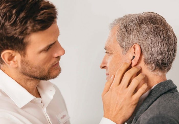 Uso de audífonos puede reducir el riesgo de deterioro cognitivo en casi un 50% en personas mayores