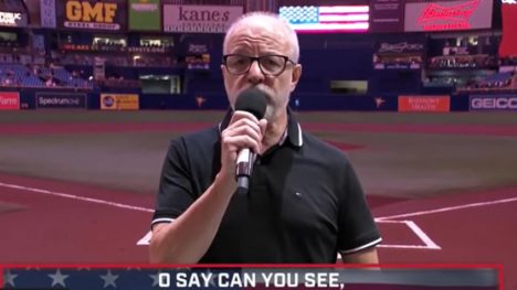 Alberto Plaza y su viral interpretación del himno de Estados Unidos en un partido de béisbol