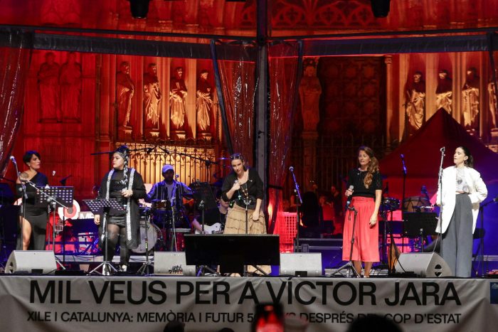 El espíritu de Víctor Jara revive en un multitudinario concierto homenaje en Barcelona