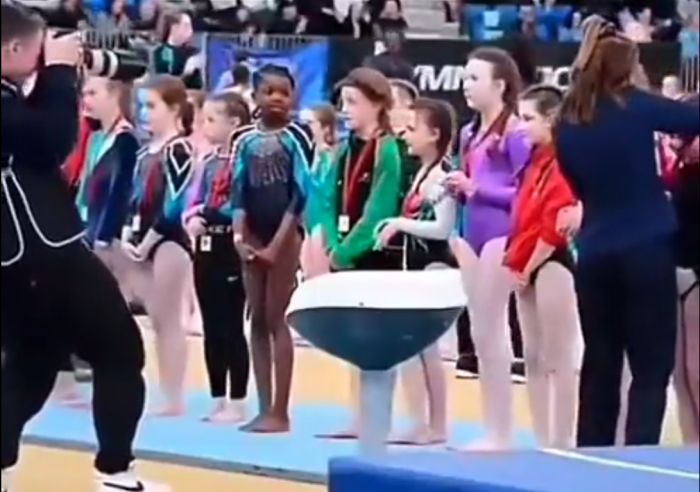 Muestran discriminación racista a niña en competencia de gimnasia y piden disculpas tras un año