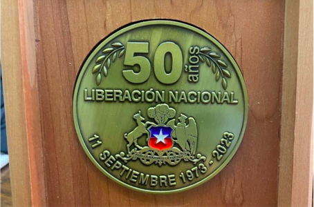 El regalo de Nicolás Ibañez a senadores de derecha: una medalla que celebra el Golpe de Estado