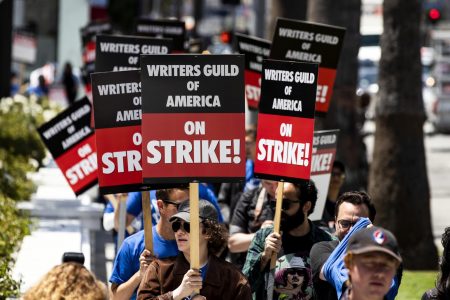 El sindicato de guionistas de EEUU acuerda poner fin a la huelga contra los estudios de Hollywood