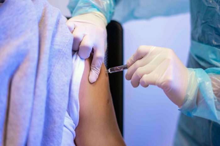 Nueva vacuna prevendría mortalidad de infantes y adultos mayores por virus sincicial