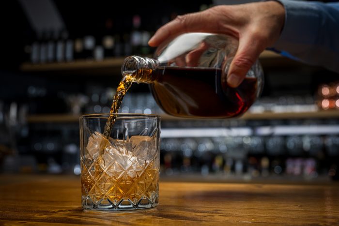 Científicos nacionales crean el primer whisky sustentable elaborado solo con ingredientes chilenos