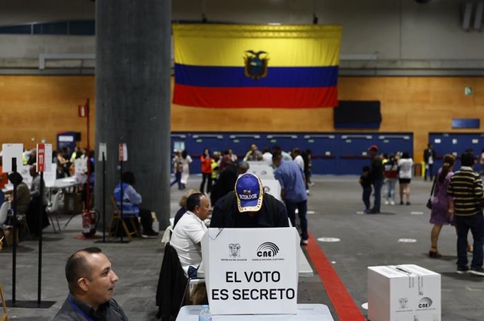 Concluye votación presidencial de Ecuador, y González y Noboa esperan primeros resultados