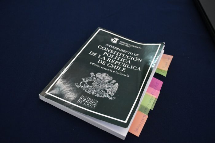 UC lanza informe que permite comparar proyecto constitucional con la Carta Magna vigente