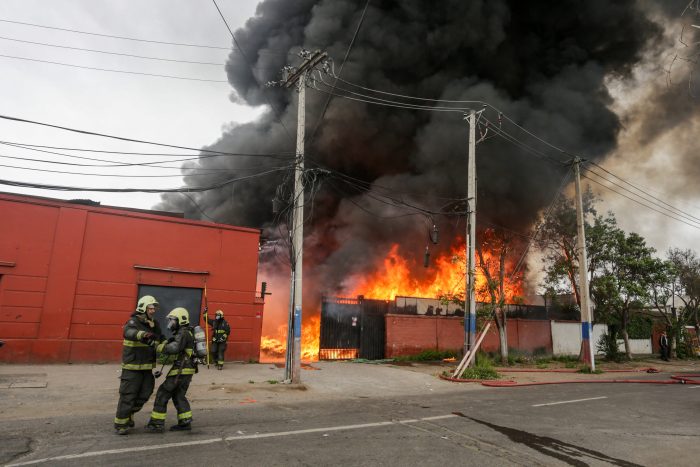 Incendio consume fábrica de plásticos en La Cisterna