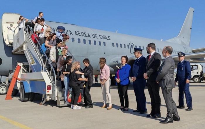 Arriban al país 83 chilenos evacuados desde Israel en vuelos humanitarios de la FACh