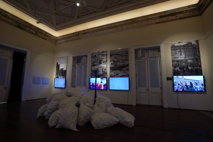 Muestra “Bombardeo de poemas: volver a mirar el cielo”