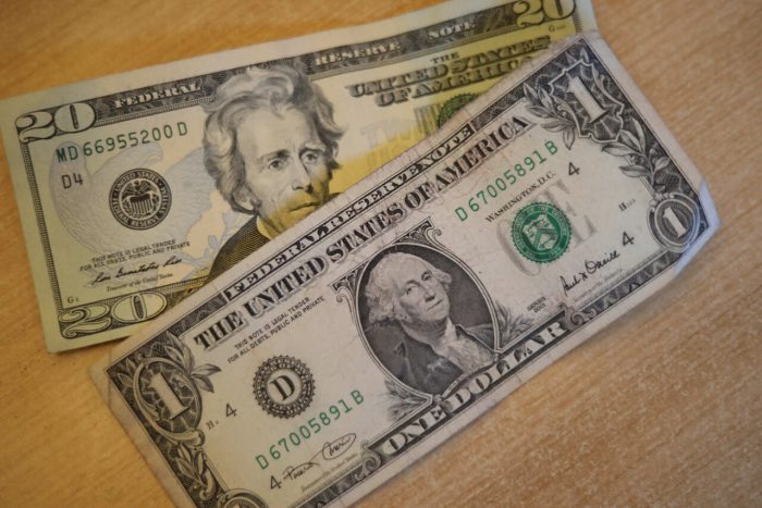 Dólar se acerca a los $900 al abrir con una nueva baja