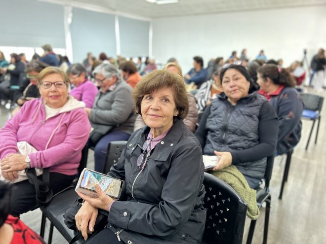 Jefas de hogar reciben kits digitales en La Pintana
