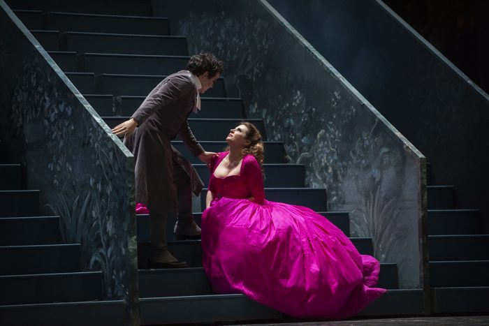 Municipal de Santiago celebra Día Mundial de la Ópera con muestra fotográfica y venta de vestuario