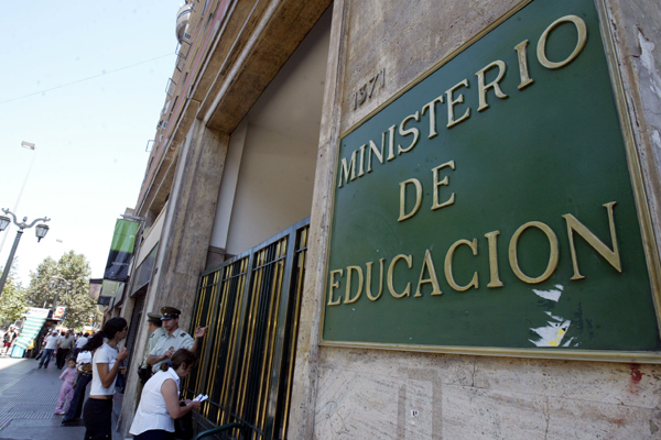 Mineduc transfiere 166 millones de pesos para pago de sueldos atrasados a profesores de Tiltil