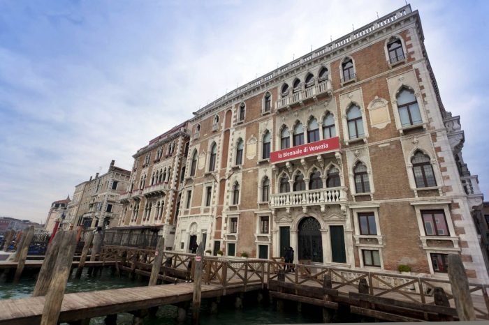 Bienal de Venecia en la palestra: gestora de proyecto seleccionado trabaja con uno de los jurados
