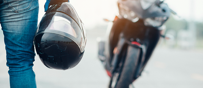 Conoce la normativa que sanciona a motociclistas que no usen cascos certificados
