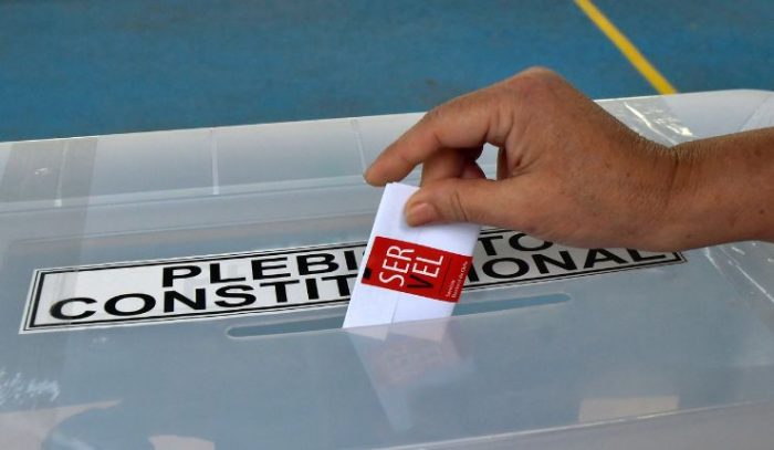 Encuesta UDP-Feedback anticipa resultado estrecho en plebiscito, mientras disminuye voto “En contra”
