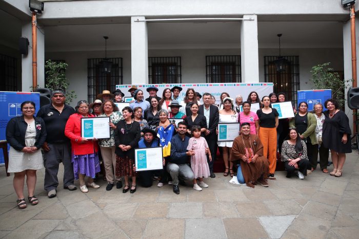 Representantes de ocho comunidades reciben reconocimiento como Patrimonios Inmateriales de Chile