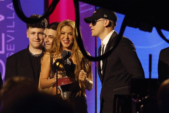 Shakira dedica su Latin Grammy al público español por su apoyo “en los tiempos difíciles”