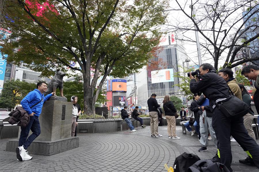 Hachiko 100 años esperando a su dueño en la estación de tren de Shibuya