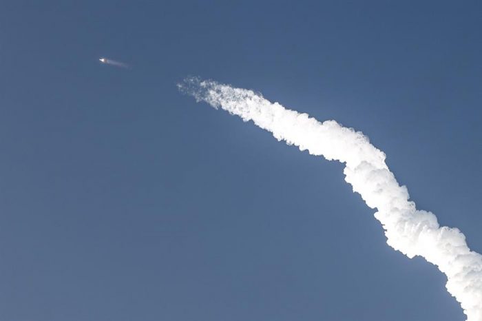 El enorme cohete Starship de SpaceX despega con éxito, pero vuelve a explotar