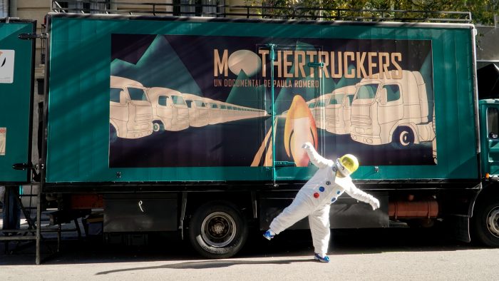 Cortometraje MOTHERTRUCKERS: la instalación que reflexiona sobre la mujer, el cine y el transporte