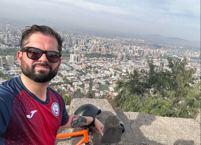Boric se declara en “modo Parapanamericanos”: Presidente comparte foto subiendo el cerro en bici