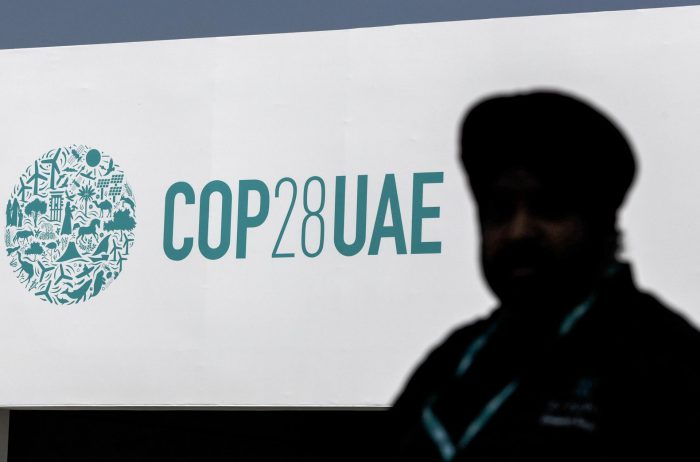 Con acusaciones de lobby de la industria del petróleo parte la COP28 en Dubái