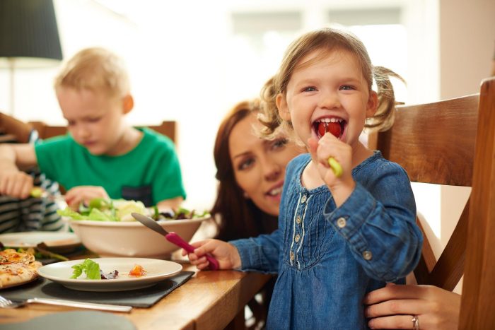 Estudio revela que padres y madres quieren probar dietas vegetarianas o flexitarianas en sus hijos