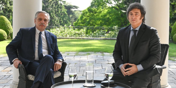 Javier Milei y Alberto Fernández posan juntos por primera vez tras reunión en casa presidencial