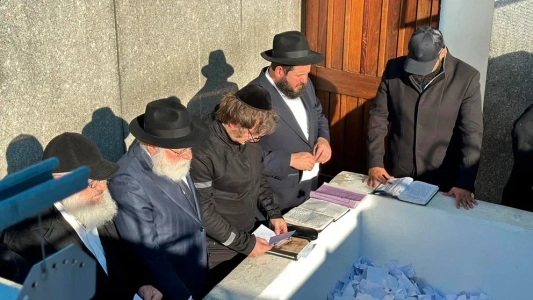 Milei deja un mensaje en la tumba del rabino Schneeerson, quien es considerado como milagroso