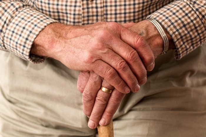 Estudio UC: 260.000 adultos mayores con dependencia severa no tienen acceso a residencias de cuidado