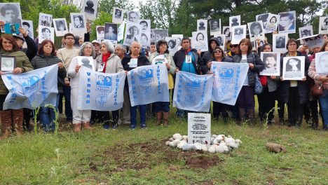 Familiares de desaparecidos ponen simbólicamente primera piedra de Sitio de Memoria Colonia Dignidad