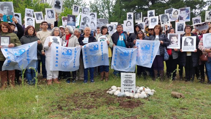 Familiares de desaparecidos ponen simbólicamente primera piedra de Sitio de Memoria Colonia Dignidad